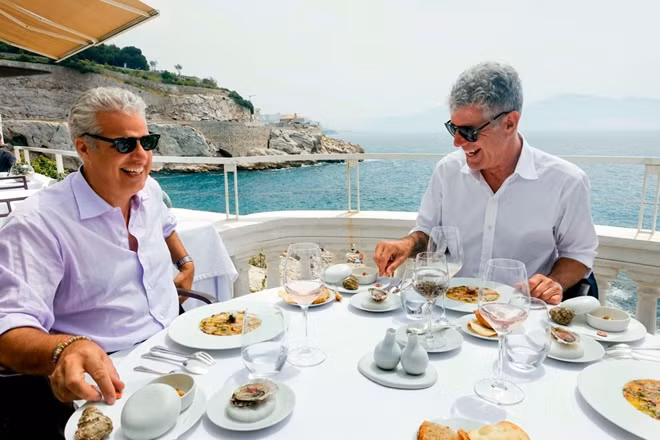Đầu bếp Anthony Bourdain trong một bức ảnh chụp cùng đầu bếp Eric Ripert. Eric Ripert chính là người đã phát hiện ra Bourdain trong tình trạng bất tỉnh tại khách sạn ở Pháp hôm 8-6 vừa qua. Ảnh: CCN