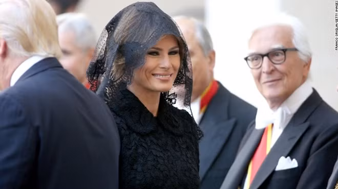 Trong chuyến tháp tùng Tổng thống Trump tới Saudi Arabia, Israel, Bỉ và Italy hồi tháng 5 vừa qua, bà khéo léo sử dụng các trang phục màu đen phù hợp với bối cảnh nơi đến, từ bộ jumpsuit đen thương hiệu Stella McCartney với chiếc thắt lưng vàng bản to của Yves Saint Laurent tới bộ váy dài đen của hang Dolce and Gabbana với khăn voan trùm đầu khi gặp Giáo hoàng.