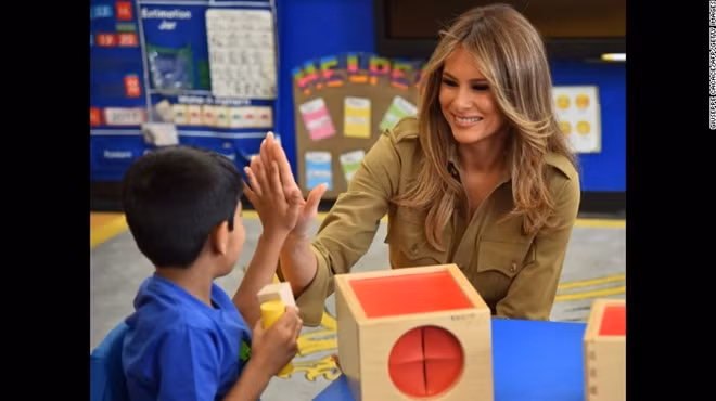 Bà Melania chú trọng phong cách mặc đẹp và quan trọng nhất là phù hợp với sự kiện tham gia. Bà cũng xem thời trang là công cụ để truyền tải các thông điệp. “Bà lên kế hoạch trang phục cho mỗi điểm đến. Bà luôn muốn thể hiện sự tôn trọng dành cho truyền thống và nghi thức của đất nước ghé thăm”- theo Stephanie Grisham, giám đốc truyền thông của bà Melania.