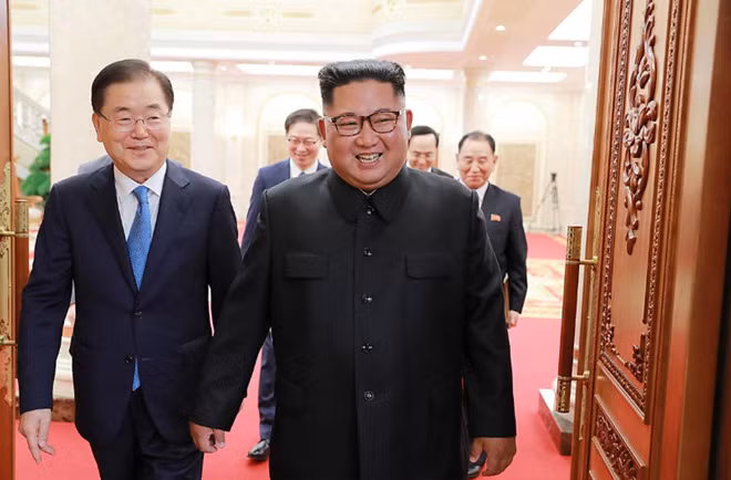 Nhà lãnh đạo Triều Tiên Kim Jong-un tiếp phái đoàn quan chức cấp cao Hàn Quốc dẫn đầu bởi Cố vấn An ninh cấp cao Hàn Quốc Chung Eui-yong. Ảnh: Reuters