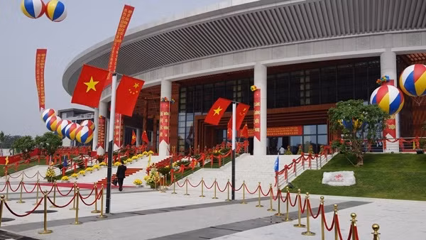 Cung hữu nghị Việt - Trung là công trình kiến trúc mang tính tổng hợp, vừa là nơi diễn xuất các loại hình nghệ thuật quy mô lớn hoặc tổ chức các sự kiện văn hoá, sự kiện quan trọng. Ảnh: Hồng Hạnh