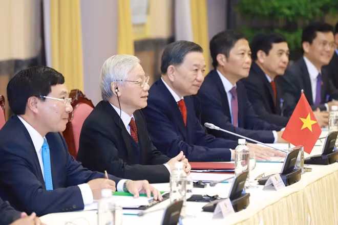 Cùng dự hội đàm với Tổng bí thư, Chủ tịch nước Nguyễn Phú Trọng có Phó thủ tướng, Bộ trưởng Ngoại giao Phạm Bình Minh và Bộ trưởng Bộ Công an, Đại tướng Tô Lâm cùng các thành viên Chính phủ. Cùng dự hội đàm với Tổng bí thư, Chủ tịch nước Nguyễn Phú Trọng có Phó thủ tướng, Bộ trưởng Ngoại giao Phạm Bình Minh và Bộ trưởng Bộ Công an, Đại tướng Tô Lâm cùng các thành viên Chính phủ.