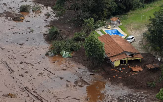 Công ty Vale cũng cho biết đã thiết lập nơi tạm trú cho người dân Brumadinho mất nhà cửa. Chính quyền thị trấn cảnh báo người dân tránh xa sông Paraopeba, nơi đang bị bùn đất từ đập vỡ chắn lại. Ảnh: Reuters
