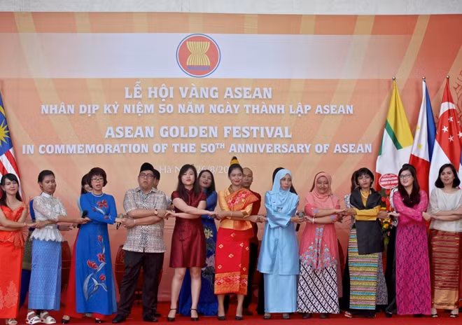 Bài ca ASEAN vang lên bởi tuổi trẻ các quốc gia trong gia đình ASEAN. "Nhìn lại chặng đường 50 năm hợp tác và phát triển, chúng ta đặc biệt tự hào bởi lẽ chúng ta đang chứng kiến sự vươn mình mạnh mẽ của ASEAN từ một khu vực đói nghèo, phụ thuộc và bị chia cắt, xung đột đã trở thành một khu vực của hòa bình, phát triển, hữu nghị và phồn vinh", bà Nguyệt Nga chia sẻ.