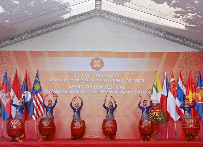 Mở màn cho chương trình Lễ hội vàng ASEAN năm nay là các tiết mục nghệ thuật đặc sắc thể hiện đặc trưng văn hóa của các quốc gia trong cộng đồng ASEAN.