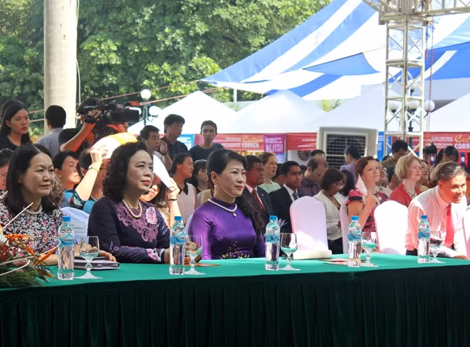 Chương trình có sự tham dự của bà Trần Nguyệt Thu, Phu nhân Thủ tướng Nguyễn Xuân Phúc; Đại sứ Nguyễn Nguyệt Nga, Chủ tịch danh dự AWCH; bà Ngô Thị Thanh Hằng, Ủy viên TW Đảng, Phó Bí thư Thường trực Thành ủy Hà Nội; Lãnh đạo Bộ Ngoại giao; các thành viên nhóm AWCH; cán bộ Đại sứ quán, phu nhân Đại sứ các nước ASEAN và Đoàn Ngoại giao tại Hà Nội.