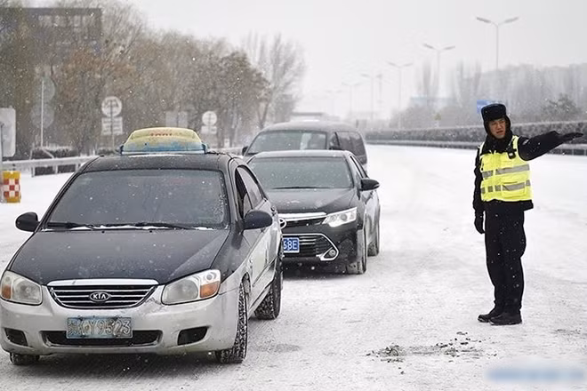 Cảnh sát giao thông điều hướng di chuyển cho các phương tiện. Ảnh: Xinhua