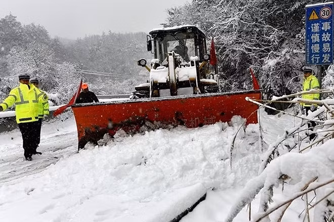 Lớp băng tuyết dày kỷ lục tại Hồ Bắc. Ảnh: Xinhua
