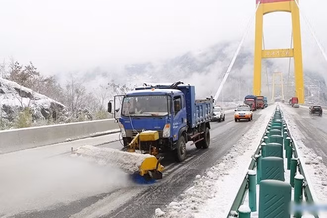 Bão tuyết làm các hoạt động giao thông đều bị đình trệ. Ảnh: Xinhua