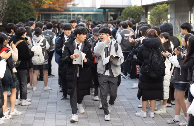 Theo giáo sư tâm lý Lee Do-hoon thuộc trường đại học Yonsei, 1 trong 3 ngôi trường thuộc top "S.K.Y", tốt nghiệp một trường đại học tốt ở Hàn Quốc cũng chưa chắc đã bảo đảm một việc làm tốt với mức lương an toàn bởi mức độ cạnh tranh giữa các ứng viên ngày càng khốc liệt. Nhưng nếu không tốt nghiệp từ một trường tốt, cơ hội việc làm của bạn gần như là bằng không. Vì thế, nhiều học sinh và phụ huynh tin rằng, việc đỗ vào các trường top cao sẽ giúp họ có nhiều cơ hội hơn các trường top thấp. Đó là lý do mà những bạn trẻ buộc phải học tới 13 đến 15 tiếng một ngày để đảm bảo đạt được ước mơ của mình. Ảnh: Yonhap