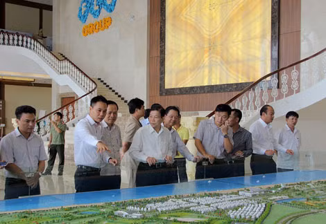 Nguyên Chủ tịch nước nghe giới thiệu tổng quan về FLC Sầm Sơn thông qua sa bàn.