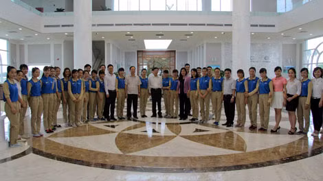 Nguyên Chủ tịch nước thăm và chụp ảnh lưu niệm với các nhân viên FLC tại Nhà câu lạc bộ golf.