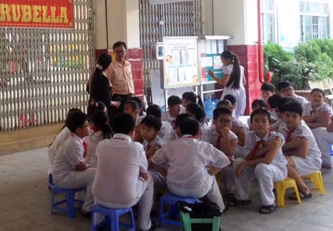 Học sinh Trường tiểu học Ngô Quyền sau khi tiêm vắc xin sởi rubella.