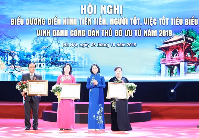 Phó Chủ tịch nước Đặng Thị Ngọc Thịnh trao tặng Huân chương Lao động hạng Nhất cho Phó Bí thư Thường trực Thành ủy Ngô Thị Thanh Hằng và Chủ tịch HĐND thành phố Nguyễn Thị Bích Ngọc; trao Huân chương Lao động hạng Nhì cho Phó Chủ tịch UBND thành phố Nguyễn Thế Hùng.