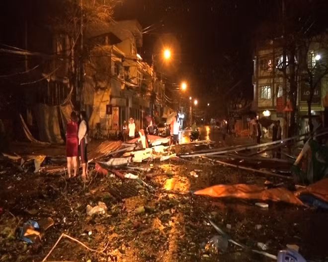 Khung cảnh tan hoang sau khi dông lốc "quét" qua đêm 17-2. (Ảnh: Đài Khí tượng thuỷ văn tỉnh Tuyên Quang)