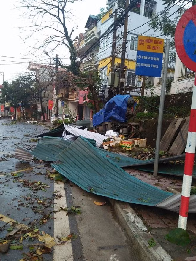 Đường phố ngổn ngang sau trận dông lốc đêm 17-2. (Ảnh: Đài Khí tượng thuỷ văn tỉnh Tuyên Quang)