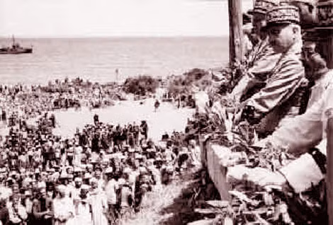 Buổi lễ đầu hàng của các bộ tộc Algérie vào ngày 22/5/1945, gần Kherrata, trước sự hiện diện của tướng Henry Martin (bên phải).