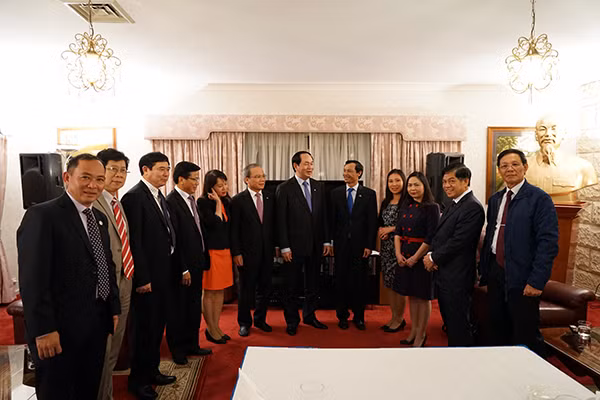 Bộ trưởng Trần Đại Quang nói chuyện thân mật với cán bộ, nhân viên Đại sứ quán Việt Nam tại Australia. Ảnh: Trí Trung.