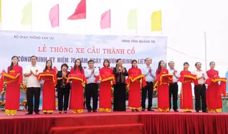 Cắt băng khánh thành lễ thông xe cầu Thành cổ.