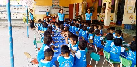 Giờ ăn của các cháu mẫu giáo trường mầm non Xy.