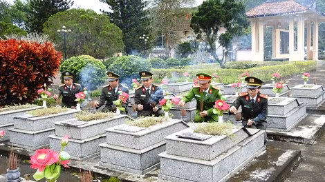 Đoàn dâng hương, dâng hoa tưởng nhớ, tri ân công lao to lớn của các Anh hùng liệt sĩ tại Nghĩa trang liệt sĩ Bắc Trà My.