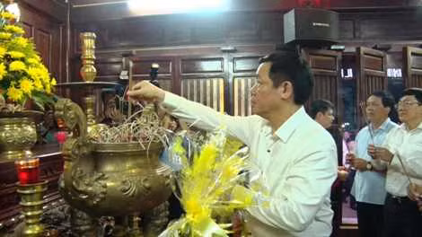 Phó thủ tướng Vương Đình Huệ dâng hoa, dâng hương tưởng nhớ, tri ân các Anh hùng liệt sĩ tại Thành cổ Quảng Trị.