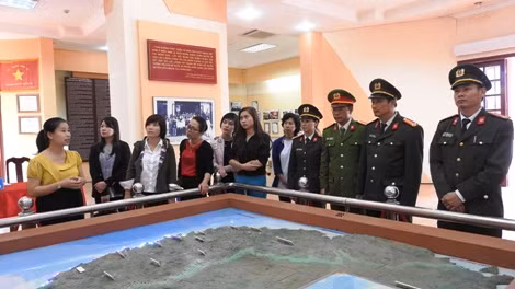 Hoạt động "về nguồn" của Báo CAND và Công an tỉnh Quảng Nam tại Di tích lịch sử An ninh khu V.