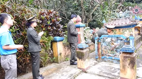 Đoàn dâng hương tưởng nhớ cụ Huỳnh Thúc Kháng.