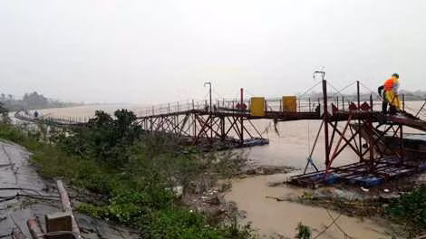 Lực lượng chức năng di chuyển cầu Phao Triệu Độ, huyện Triệu Phong (Quảng Trị) vào gần bờ để tháo dỡ nhằm tránh thiệt hại vùng hạ du do mưa lụt gây ra.