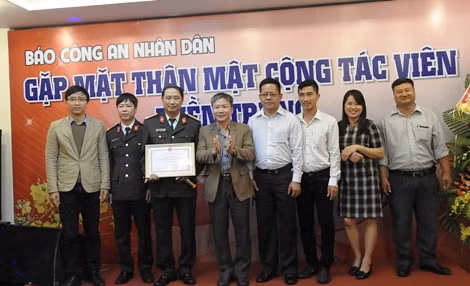 Đại diện lãnh đạo Công an các tỉnh miền Trung trao Giấy khen cho Văn phòng Thường trú Báo CAND tại miền Trung. Đại diện lãnh đạo Công an các tỉnh miền Trung trao Giấy khen cho Văn phòng Thường trú Báo CAND tại miền Trung.