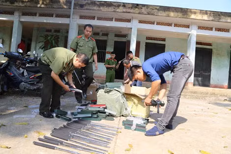Lực lượng Công an đang kiểm tra số dùi cui, các công cụ hỗ trợ thu giữ được.