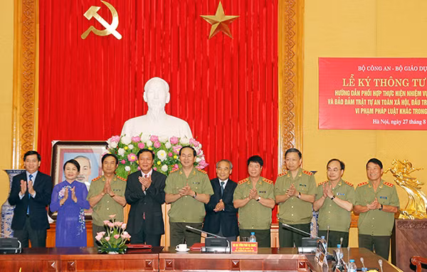 Bộ trưởng Trần Đại Quang; Bộ trưởng Bộ Giáo dục và Đào tạo Phạm Vũ Luận cùng các đại biểu tại buổi Lễ .