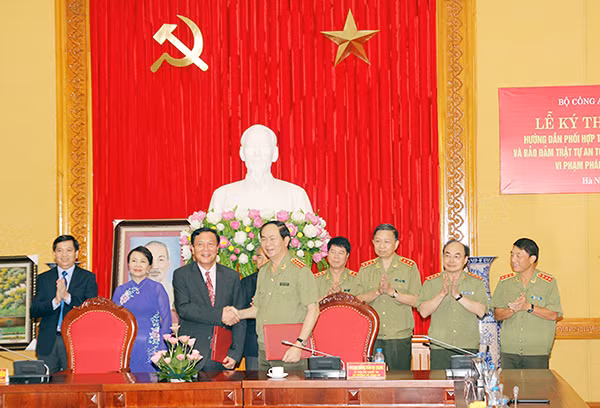 Bộ trưởng Trần Đại Quang; Bộ trưởng Bộ Giáo dục và Đào tạo Phạm Vũ Luận Ký Thông tư Liên tịch phối hợp công tác.