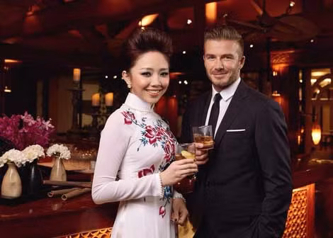 Hình ảnh thường thấy nhất của David Beckham trong lần đến Việt Nam này là với ly rượu mạnh trên tay. (Trong ảnh là với ca sĩ Tóc Tiên)