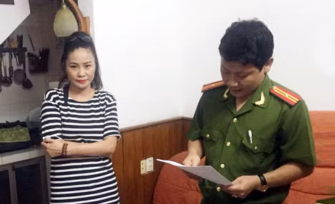 Cơ quan CSĐT Bộ Công an đọc lệnh bắt, khám xét khẩn cấp đối với Trần Thị Hương Giang. Cơ quan CSĐT Bộ Công an đọc lệnh bắt, khám xét khẩn cấp đối với Trần Thị Hương Giang.