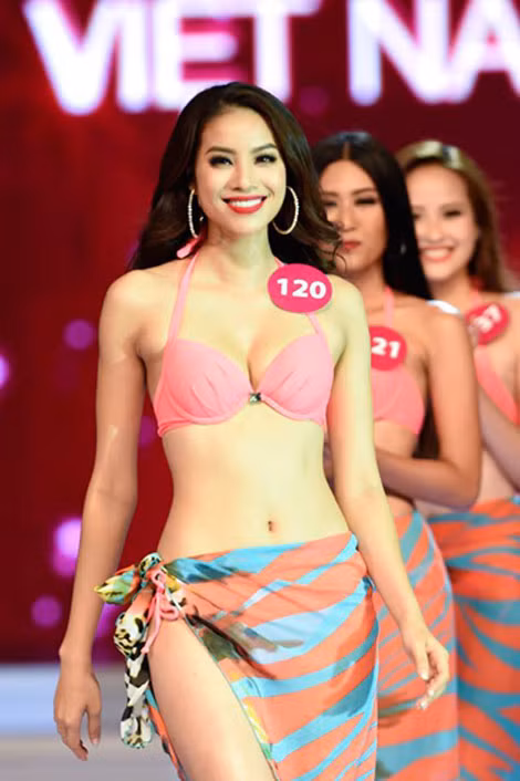 Phạm Thị Hương trong phần trình diễn áo tắm. ảnh: vne