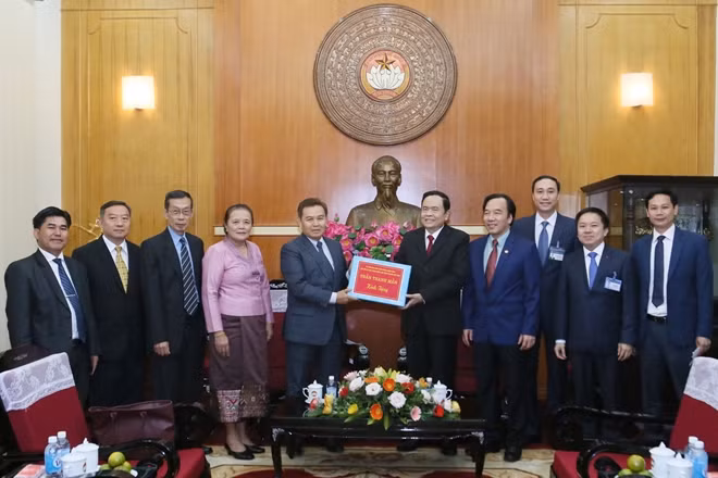 Chủ tịch UBTƯ MTTQ Việt Nam Trần Thanh Mẫn trao quà tặng Chủ tịch Ủy ban Trung ương Mặt trận Lào xây dựng đất nước đồng chí Xay-xổm-phon Phôm-vi-hản