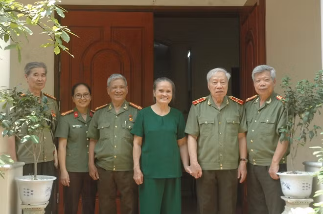 Bà Phạm Thị Hiền, phu nhân cố Bộ trưởng Lê Minh Hương và các đồng chí trong Ban liên lạc
