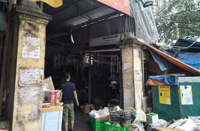 Lửa cháy lan vào một số gian hàng bên trong chợ Mỹ Đình
