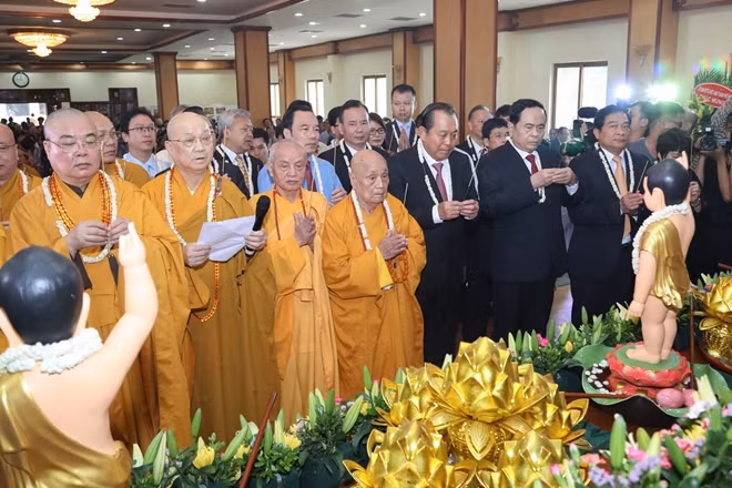 Phó Thủ tướng Thường trực Trương Hòa Bình, Chủ tịch Trần Thanh Mẫn và các Hòa thượng, tăng ni Phật tử dâng hương cúng giàng Đức Phật