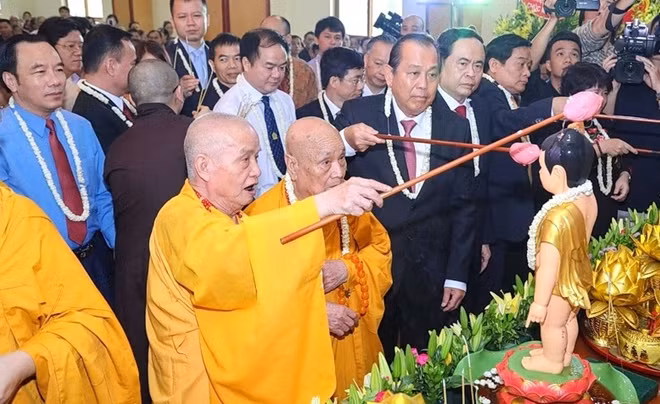 Phó Thủ tướng Thường trực Trương Hòa Bình thực hiện nghi lễ tắm Phật