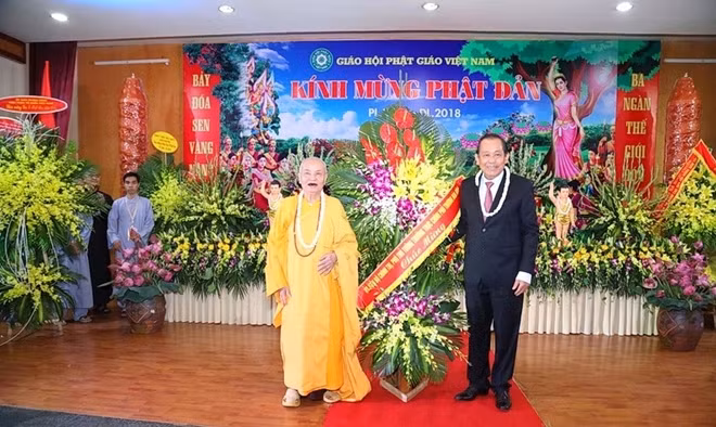 Phó Thủ tướng Thường trực Trương Hòa Bình tặng hoa chúc mừng Giáo hội Phật giáo Việt Nam nhân Đại lễ Phật đản