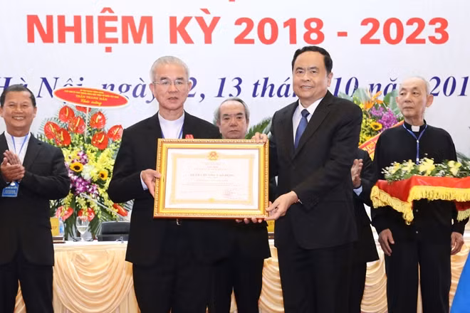 Thay mặt Lãnh đạo Đảng, Nhà nước, Chủ tịch UBTƯ MTTQ Việt Nam Trần Thanh Mẫn trao Huân chương Lao động hạng Nhất tặng UB Đoàn kết Công giáo Việt Nam