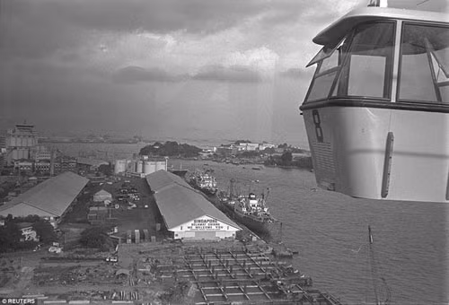 Cảng Singapore nhìn từ hệ thống cáp treo Sentora những năm đầu độc lập của Singapore. Cảng Singapore nhìn từ hệ thống cáp treo Sentora những năm đầu độc lập của Singapore.