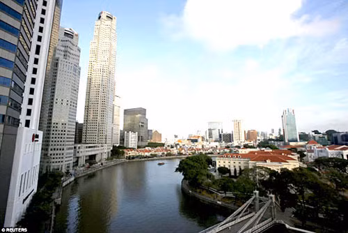 Cũng tại khu vực Boat Quay, sông Singapore, tháng 5/2015. Cũng tại khu vực Boat Quay, sông Singapore, tháng 5/2015.