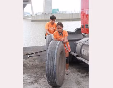 Sự phối hợp nhịp nhàng của cặp đôi huấn luyện viên lặn biển góp phần giúp họ giành chiến thắng trong chặng đua cuối.