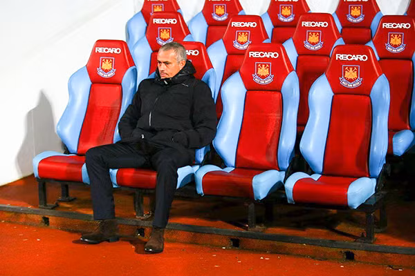 Mourinho đang cô đơn hơn bao giờ hết.