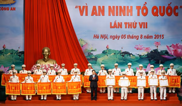 Thủ tướng Nguyễn Tấn Dũng trao Cờ, Bằng danh hiệu Anh hùng lực lượng vũ trang nhân dân cho các tập thể, cá nhân và đại diện gia đình đồng chí Tô Quyền.