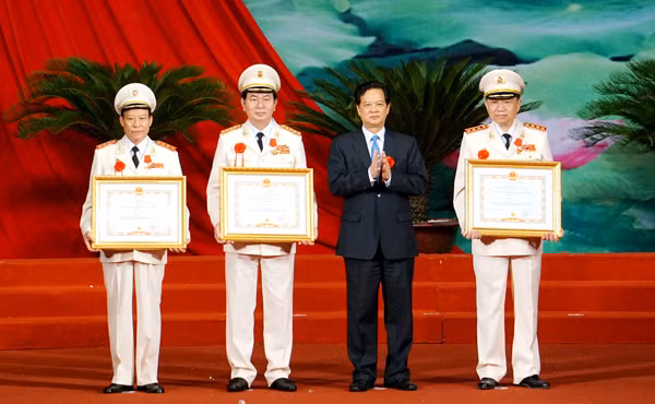 Thủ tướng Chính phủ Nguyễn Tấn Dũng trao Huân chương Quân công hạng Nhất cho Đại tướng Trần Đại Quang, Bộ trưởng Bộ Công an; Thượng tướng Tô Lâm, Thứ trưởng Bộ Công an; trao Huân chương Quân công hạng Nhì cho Thượng tướng Lê Quý Vương, Thứ trưởng Bộ Công an.
