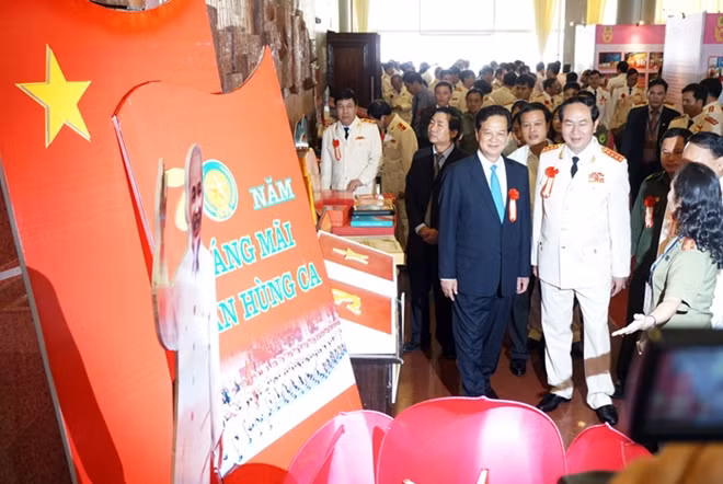 Thủ tướng Nguyễn Tấn Dũng; Bộ trưởng Trần Đại Quang tham quan triển lãm 70 sáng mãi bản hùng ca trong khuôn khổ Đại hội.